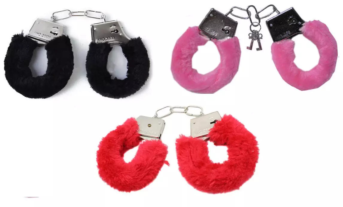 Una o dos esposas de peluche con llaves - Primary Image