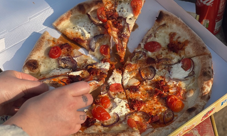 Image 7: Włoski smak: 1-2 pizze w wersji vege albo mięsnej oraz wybrane napoje