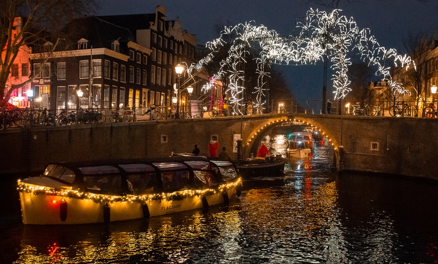 Image 4: Betoverende avondtocht vol licht, kunst en gezelligheid op het water