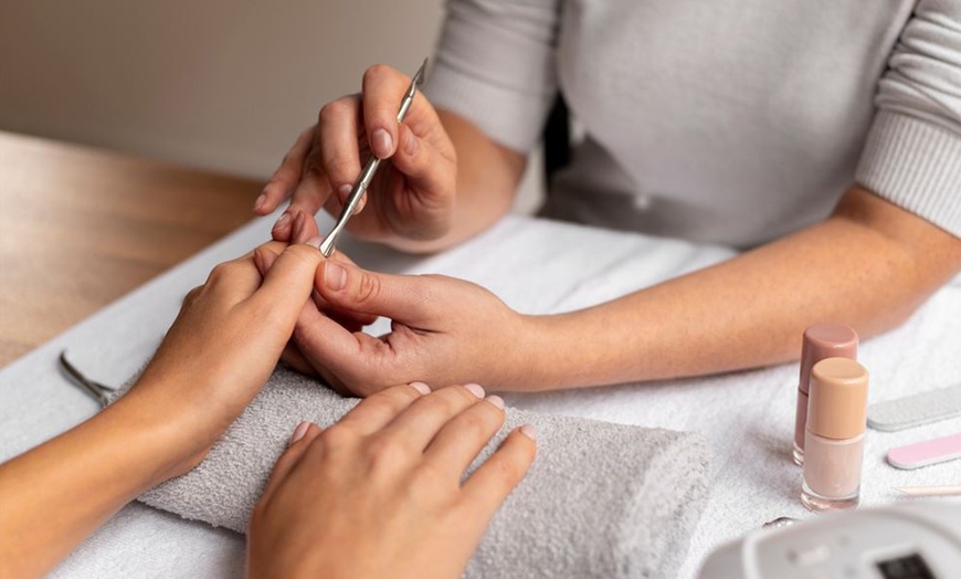 Image 7: Manicura y/o pedicura con esmaltado clásico o semipermanente