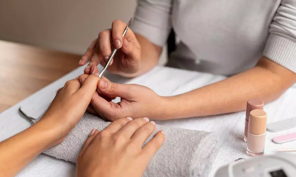 Manicura y/o pedicura con esmaltado clásico o semipermanente