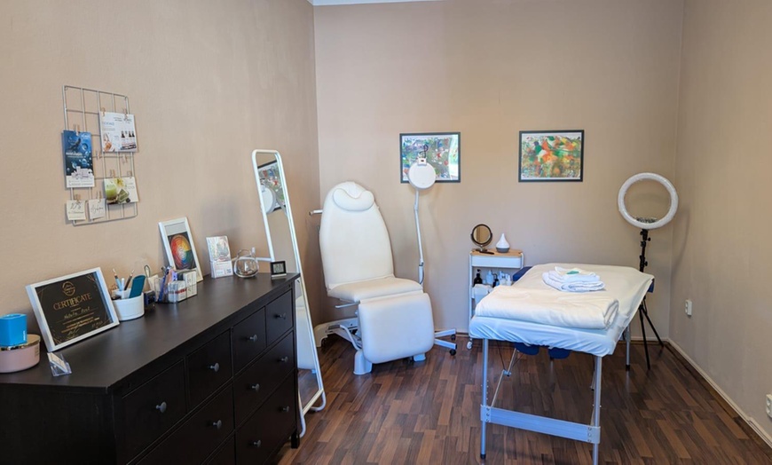 Image 2: 60 Min. Gesichtsmassage inkl. Kopf- oder Nackenmassage für 1 Person