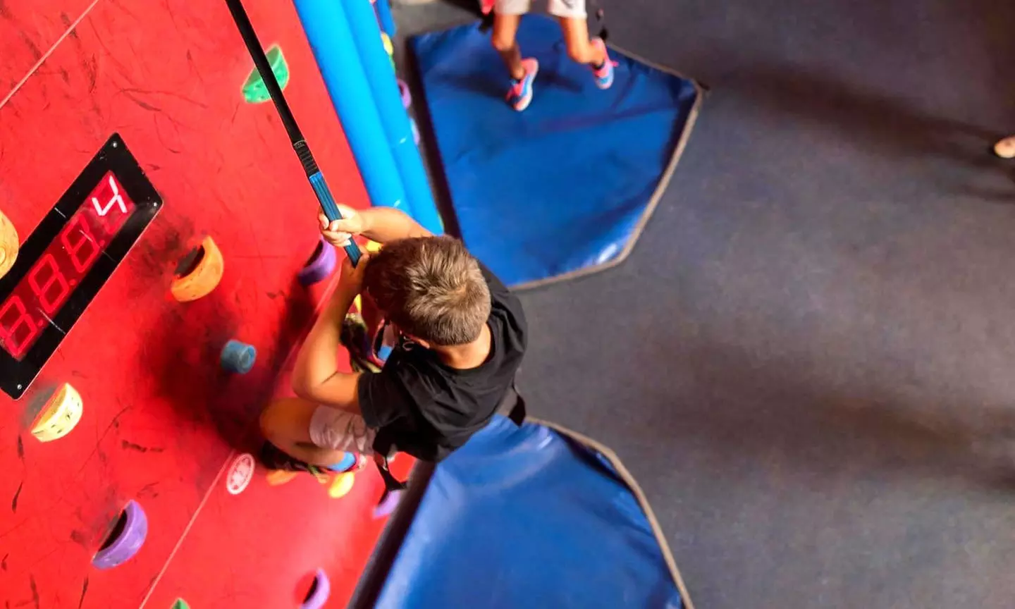 Acceso de 1 h a camas elásticas o escalada lúdica en C.C. Thader