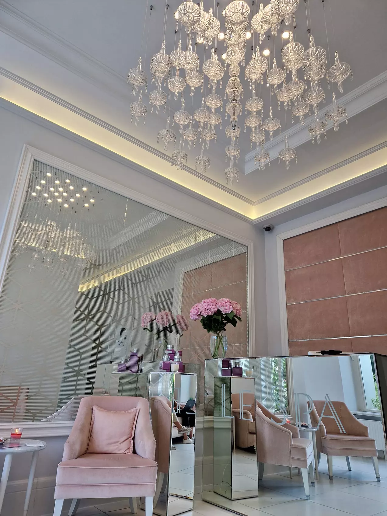 Zabiegi na twarz z opcją masażu i terapii światłem