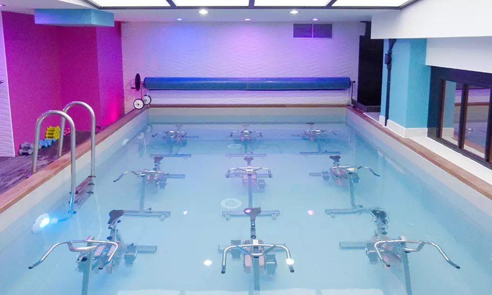Séances d'aquabike dans un centre de bien-être féminin