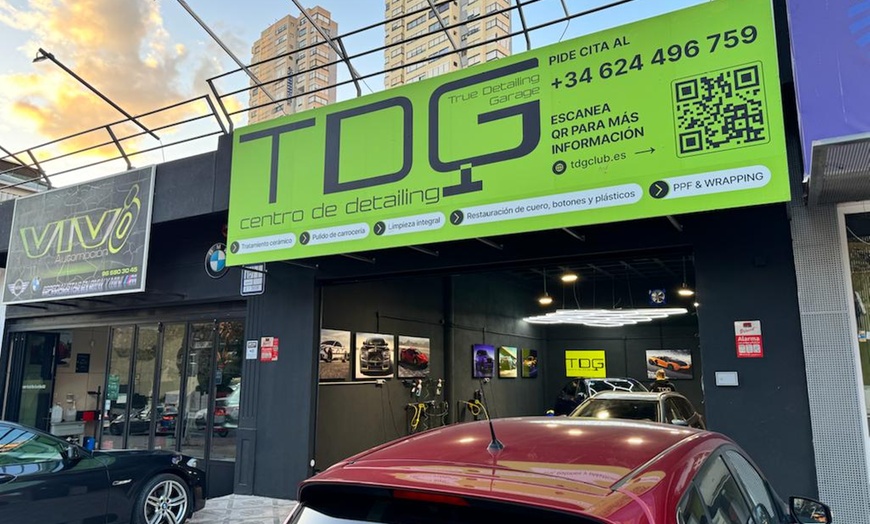 Image 12: Limpieza de vehículo y opción a detailing en TDG True Detailing Garage