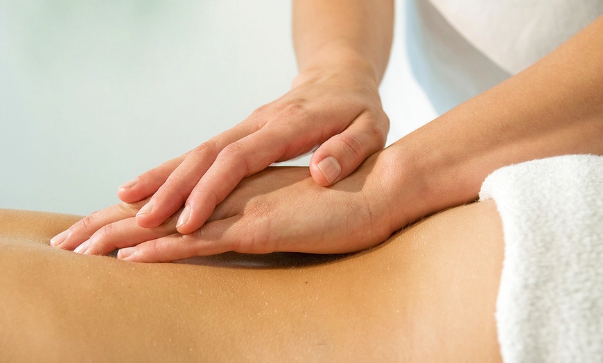 Image 1: Bis zu 37% Rabatt auf den Massage – Bestimmte Körperbereiche (Hand, Nacken, Kopf) bei Wellness Wohl Gefühl