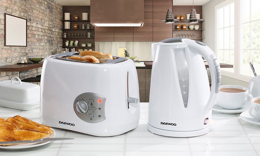 Image 6: Daewoo Kettle and Toaster Set