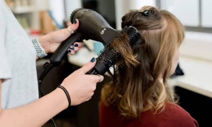 Image 1: Sesión de peluquería con lavado, corte, peinado y opción a tinte