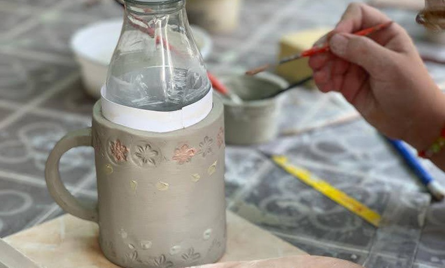 Image 2: ¡Taller de pintura en cerámica con bebidas para 1 o 2 personas!