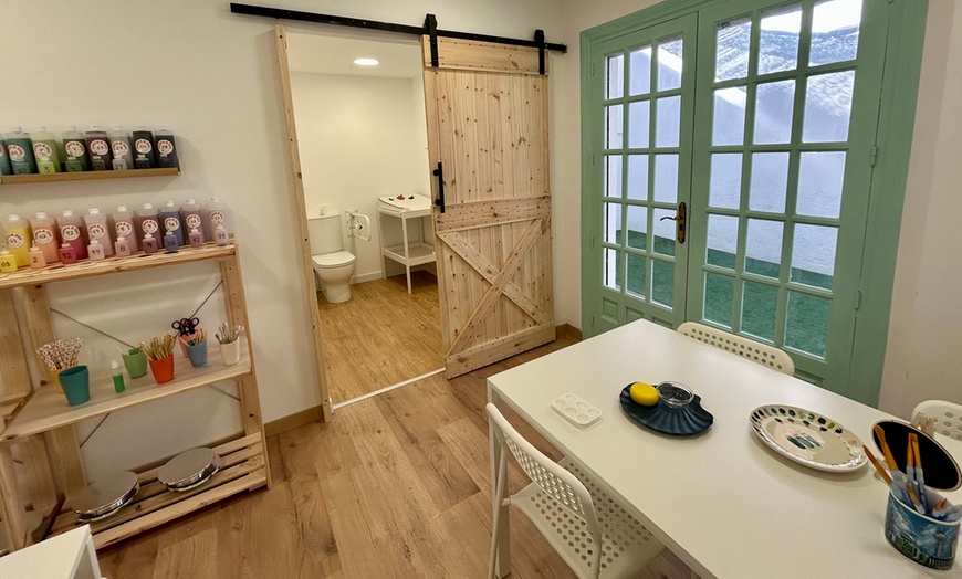 Image 9: Talleres de pintura en cerámica con opción a bebida para 1 o 2