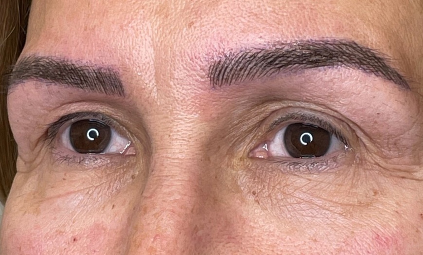 Image 2: Realza tu mirada con un microblading de cejas con retoque