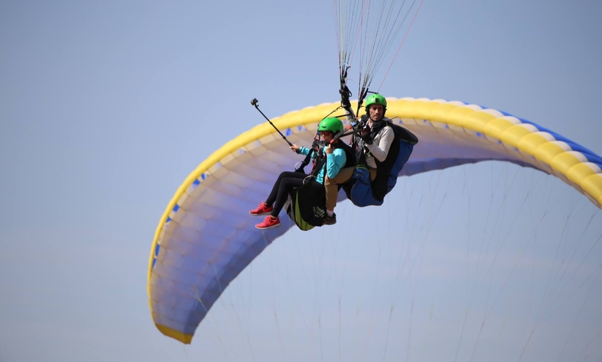 Image 8: Vuelo en parapente biplaza o a motor con piloto en Íkaro Parapente