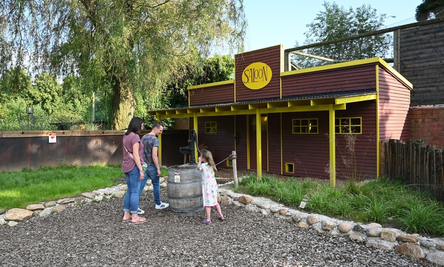 Image 12: Tiergarten Kleve – Ticket für 2 Erwachsene / 1 Kind, gültig bis 09.10.