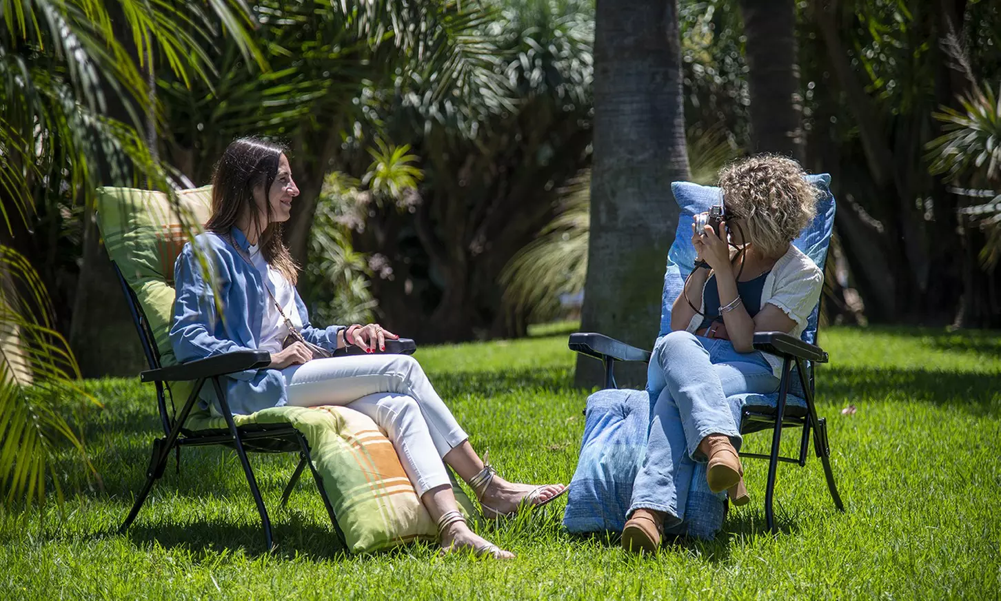 Verstelbare zit- of ligstoel met armsteunen, 6 standen, voetensteun en kussen van Metal far, inclusief verzending