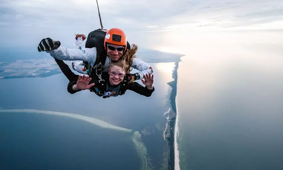 Skok spadochronowy w tandemie z filmem i zdjęciami nad morzem
