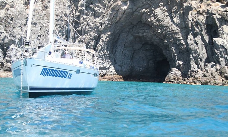 Image 1: Excursión en barco con comida