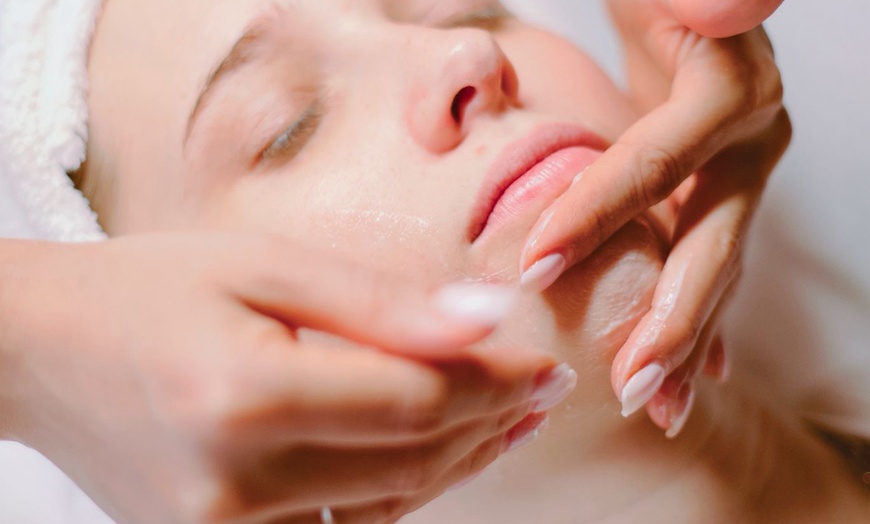 Image 7: 60, 80, or 100-Minute Aromatherapy Massage with Deep Cleansing Facial