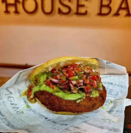 Menú venezolano con arepas, entrantes y pizza frita con helado