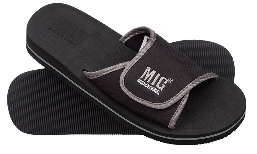 Image 8: Men's Waterproof Beach Flip Flops