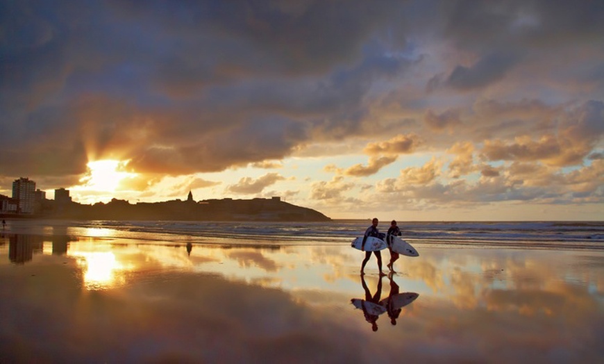 Image 2: Gijón: hasta 7 noches con clases de surf