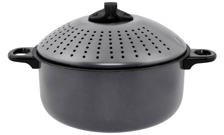 Image 2: Pasta Pot With Strainer