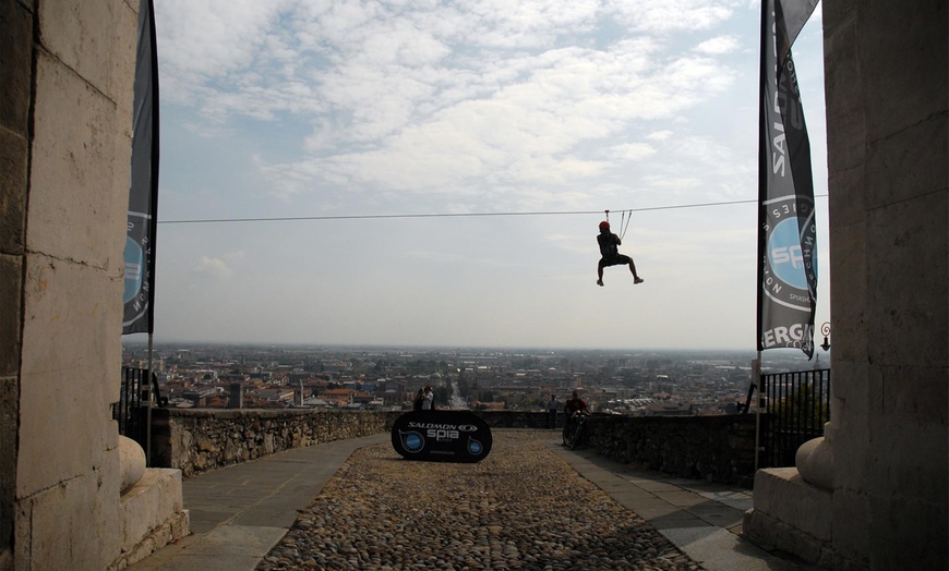 Image 6: Lanci in teleferica sulle mura di Bergamo Alta 