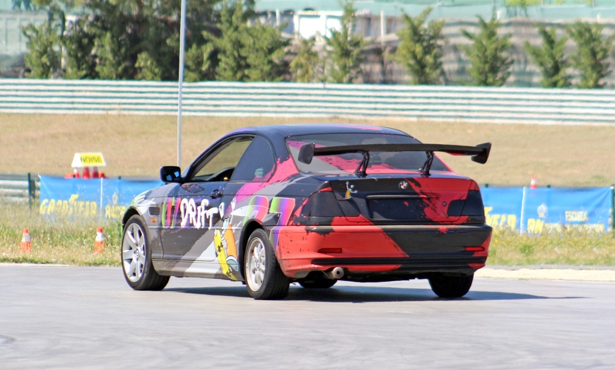 Image 2: 3, 5 o 7 vueltas de conducción drift en circuito con un BMW para 1