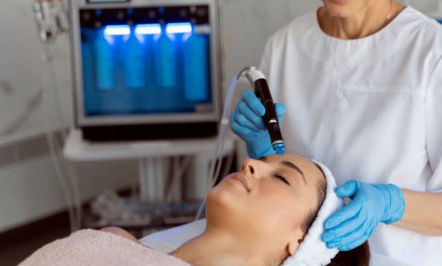 Image 2: Renueva tu piel con un tratamiento hydrafacial con extras a elegir