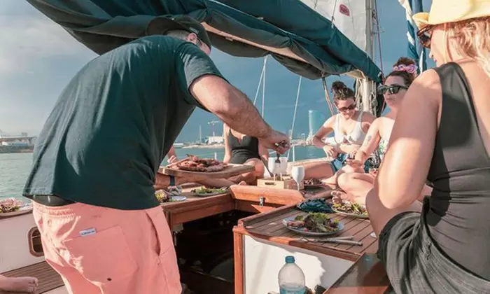Paseo en barco con cava y picoteo para 2, 4, 6, 8 o 12 personas
