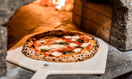 Menu pizza con chiacchiere fritte e bibita per 2 o 4 persone a La Pecora Nera Ristofamily (sconto fino a 62%)