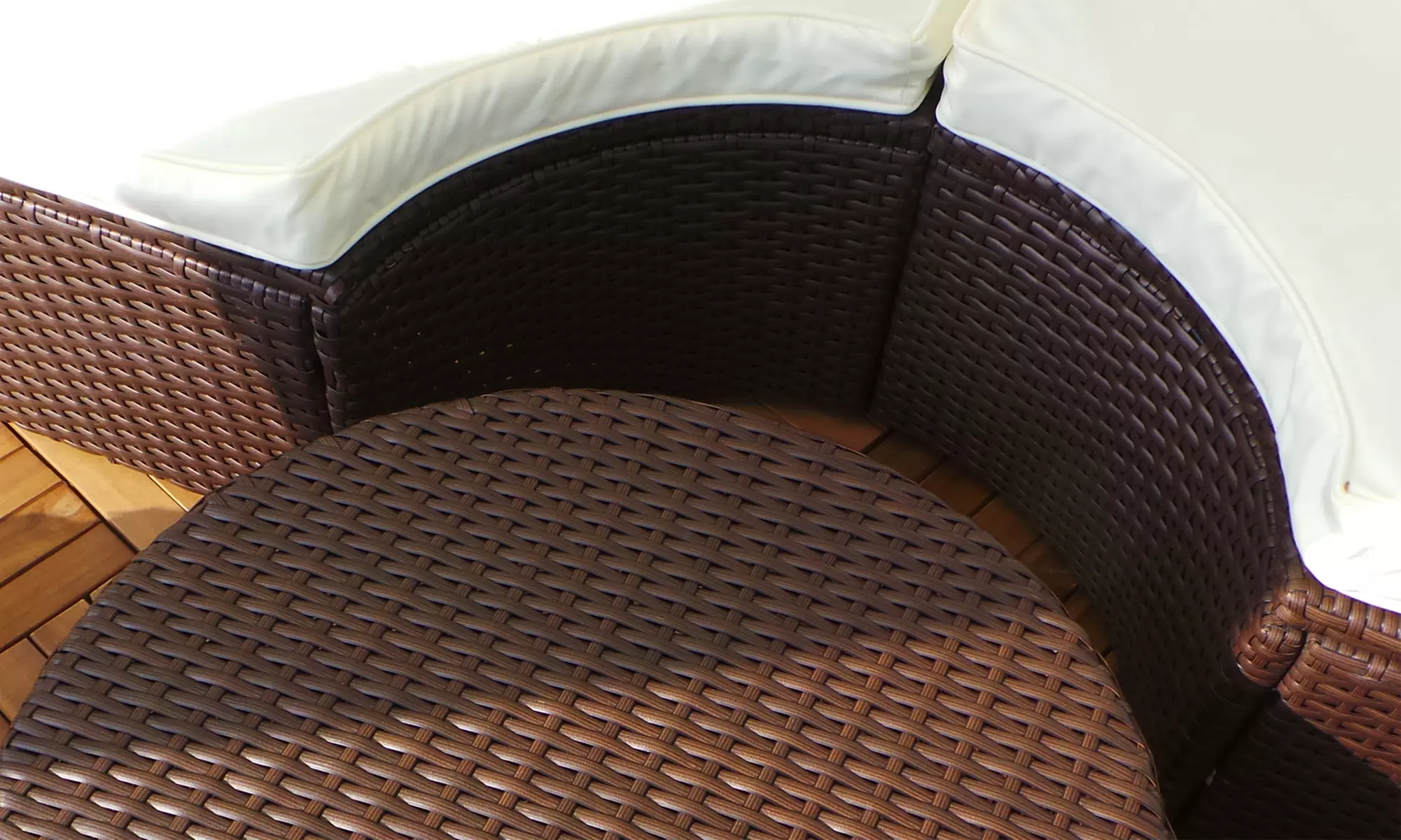 Rotan eiland tuinmeubelset met parasol in kleur naar keuze