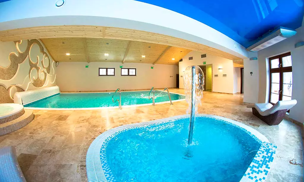 Mazury: 2-6 dni dla 2 osób z wyżywieniem, biletem do strefy aqua, fitness w Pałacu Myślęta - Primary Image