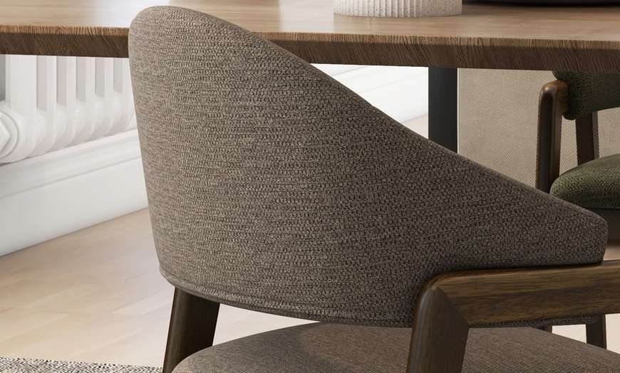 Image 26: Sillas de comedor tapizadas con patas de madera Woolden, de Doosense