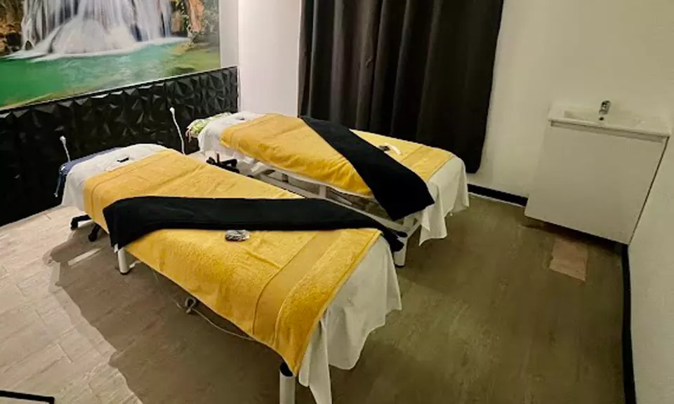 Relax en pareja: masaje oriental de Filipinas con cava y bombones