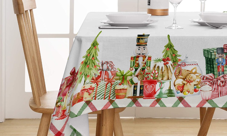 Image 7: Nappe à motifs de Noël au choix