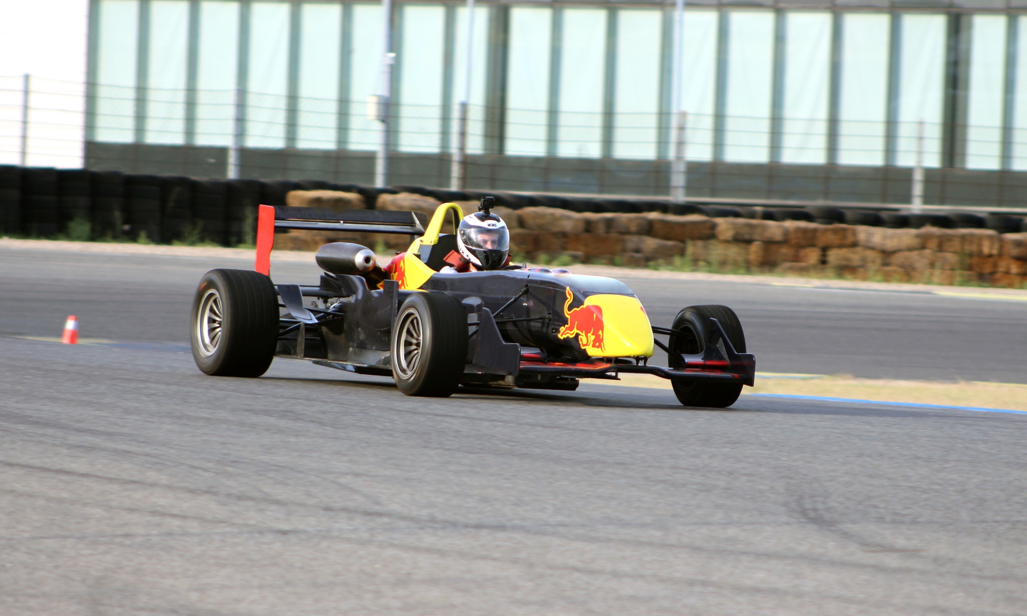 Conducción de 2 vueltas en circuito corto en Fórmula de competición