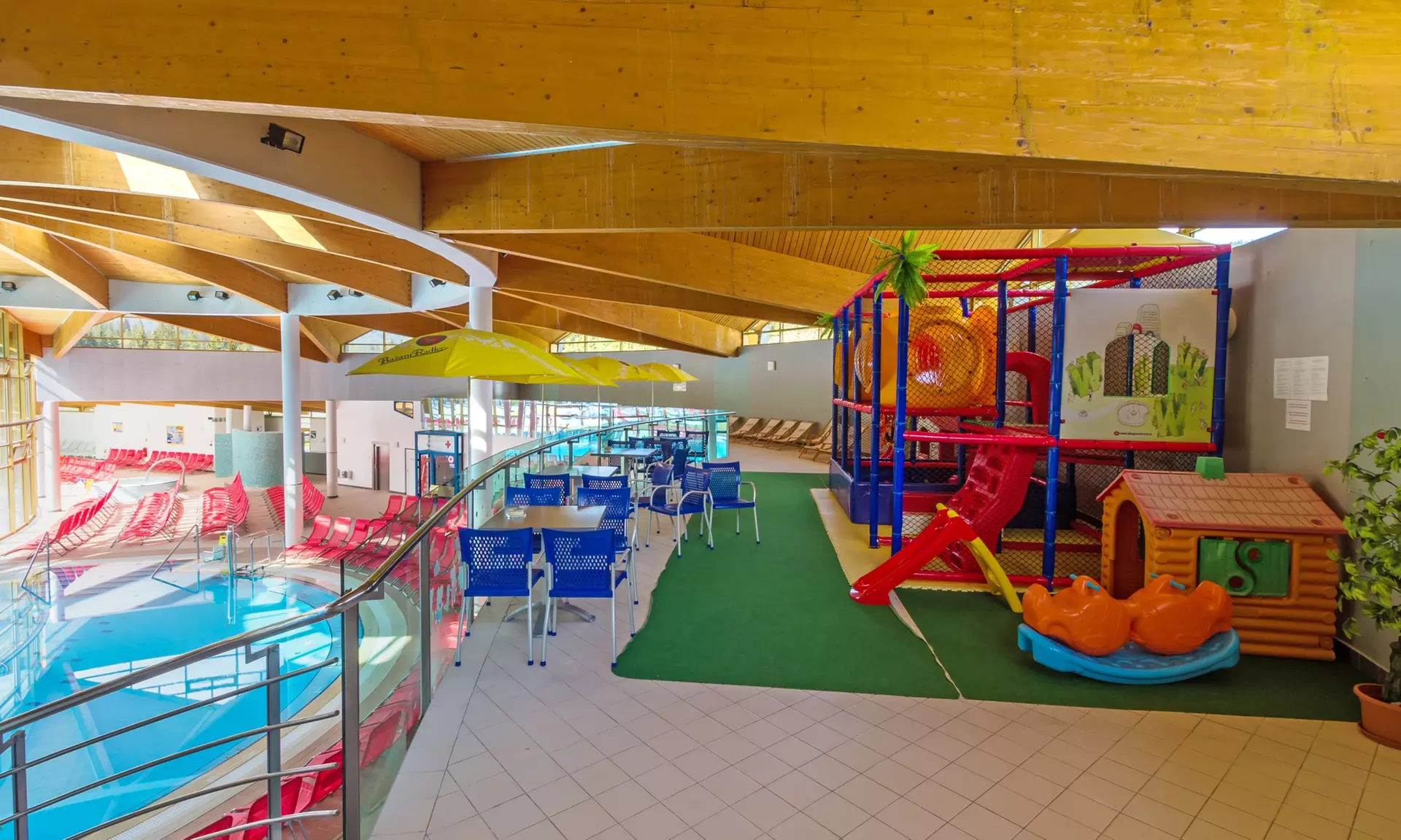 Baseny geotermalne i wodne atrakcje w Aquaparku Meander Oravice