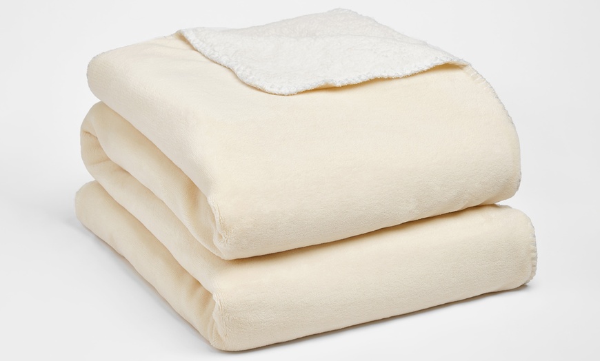 Image 8: Plain Reversible Sherpa Throw
