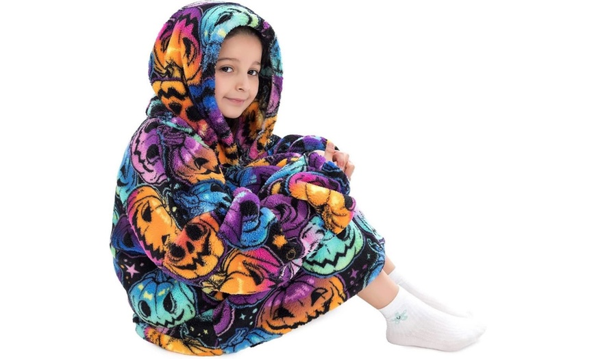 Image 4: Pumpkin-Print Oversized Wearable Hoodie Blanket