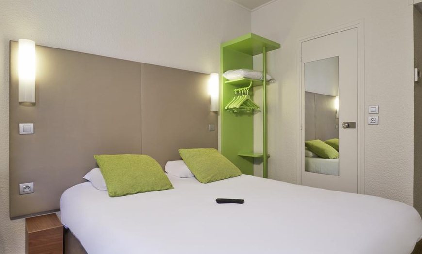 Image 3: Western Paris: Double Room for Two