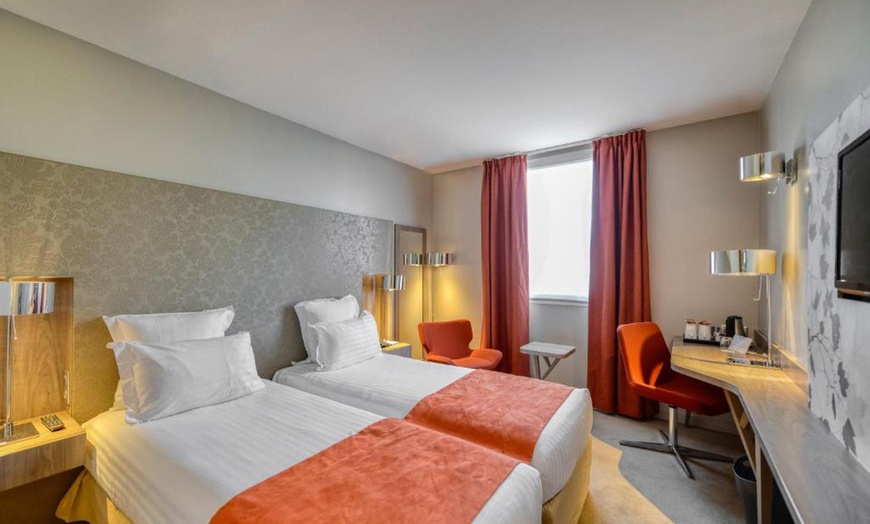 Image 13: Proche Paris : chambre supérieure avec pdj et verre en hôtel 4*