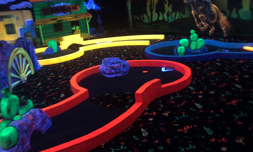 Image 3: Glow-in-the-Dark Mini Golf