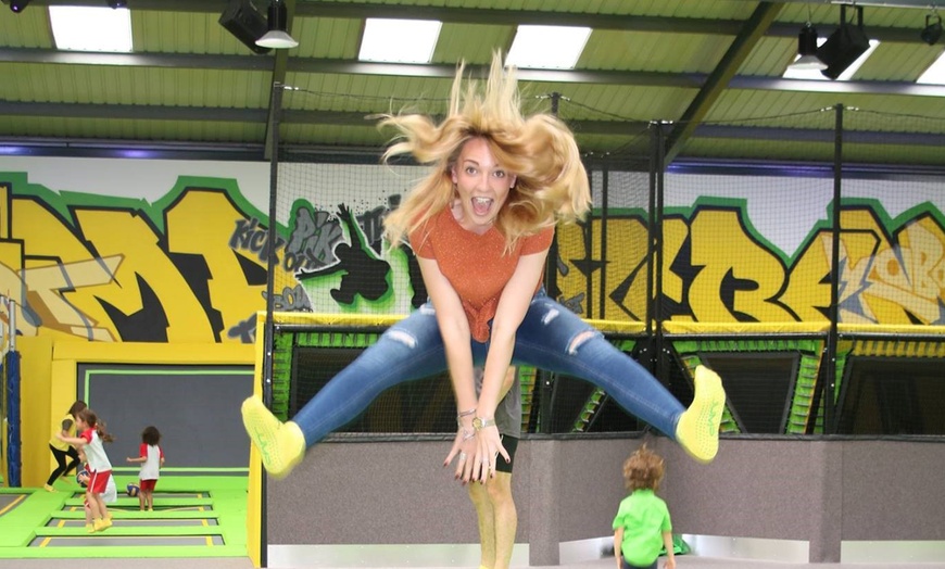 Image 6: One-Hour Trampoline Jump Session