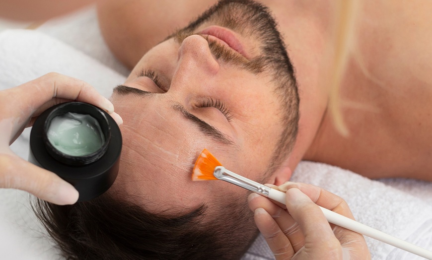 Image 2: Men’s Recovery Facial at Miami Kiss