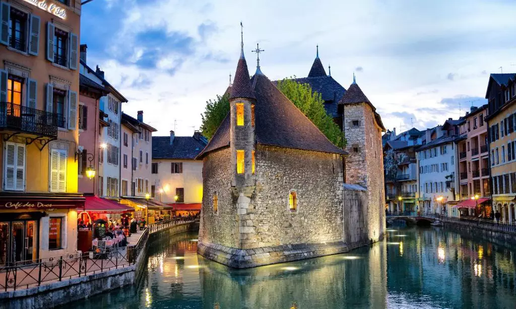 Annecy : studio pour 2 ou appartement pour 4 avec petit-déjeuner en option aux Hauts d'Annecy Zenitude Hôtel Résidences - Primary Image