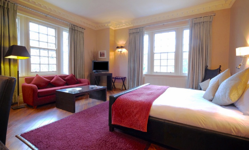 Image 5: Cheshire: 4* Deluxe Double Room Stay with Breakfast