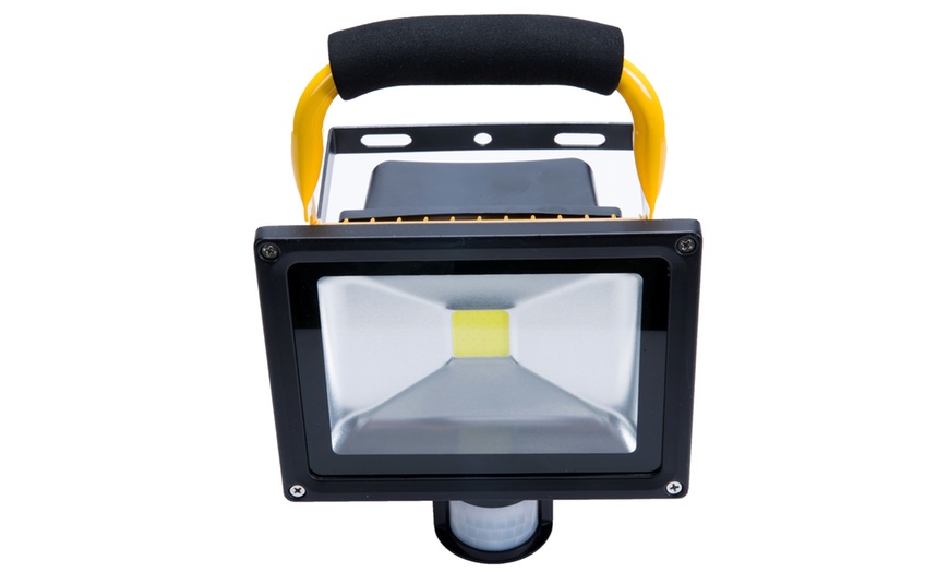 Image 8: Solar-Powered LED Work Light