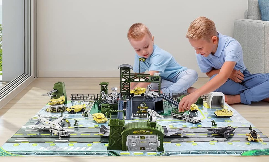 Image 1: DEAO Army Men Military Base Playset 