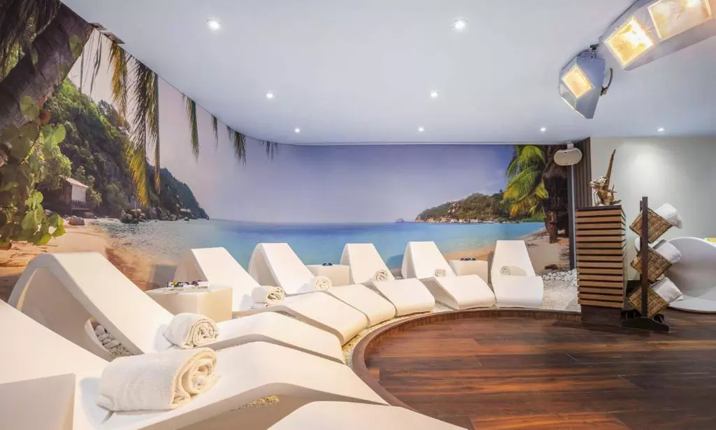 Surrey: Trackside 4* Spa break with Breakfast, Dinner, Prosecco